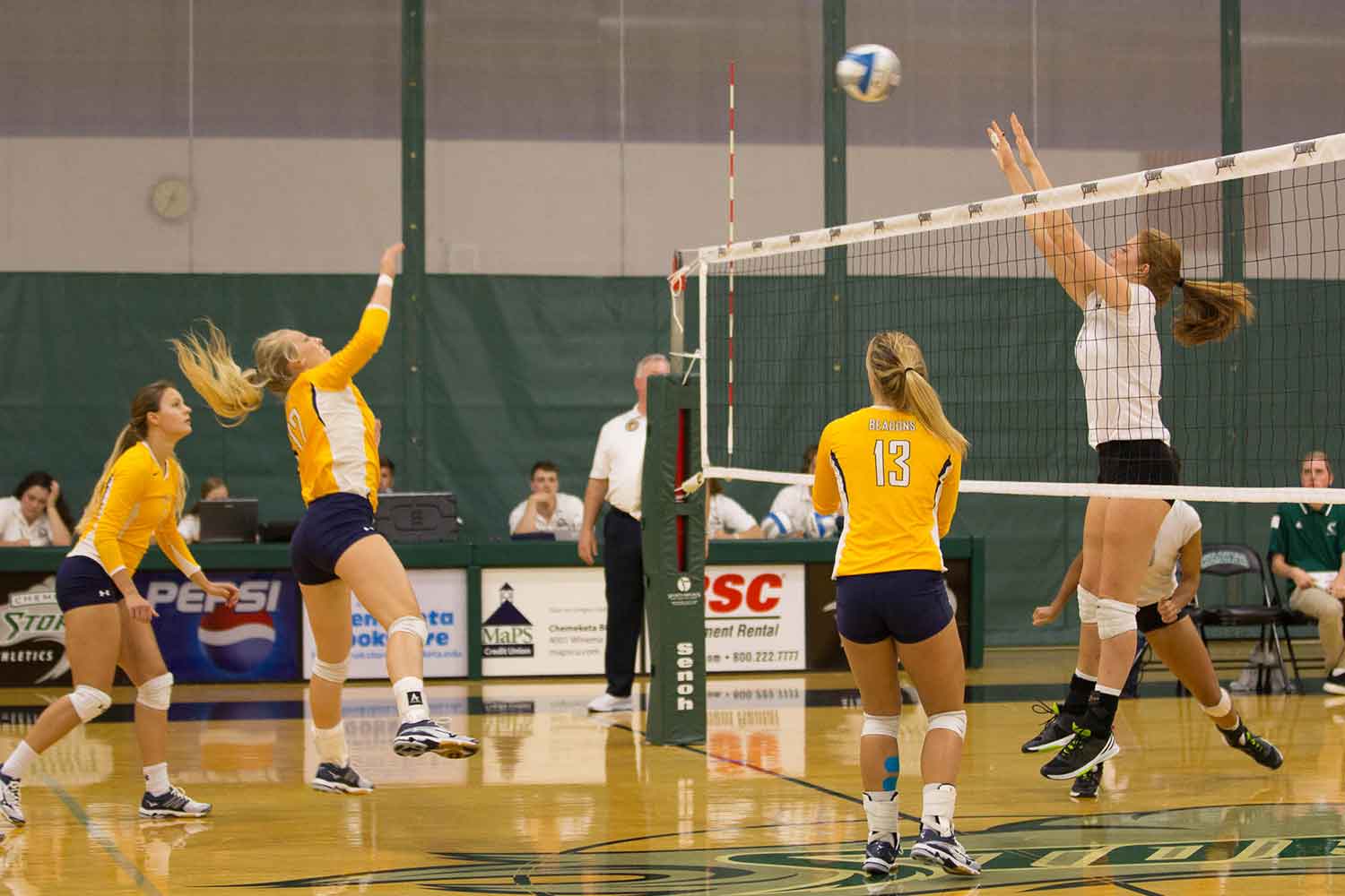 Vollyball players in the heat of competition
